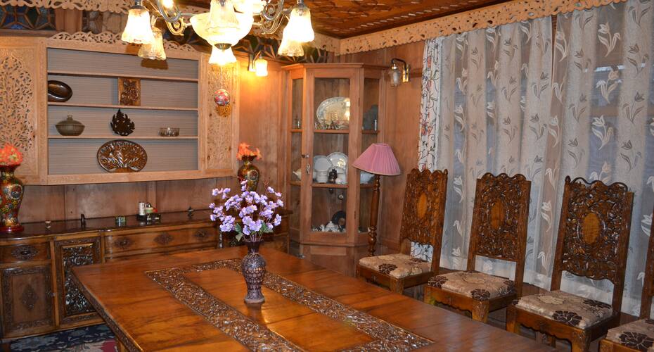 Peer Palace Houseboat, Srinagar 4